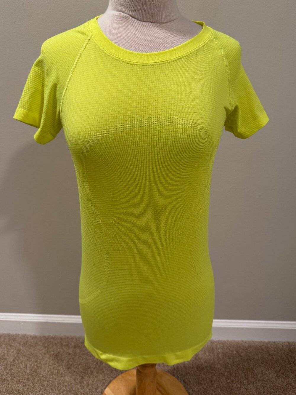 Womens 6 LuLuLemon Swiftly Tech Neon Yellow Hip Lng 26" Short Sleeve T-Shirt $68